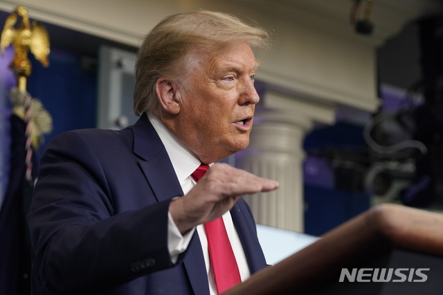 [워싱턴=AP/뉴시스]도널드 트럼프 미국 대통령이 23일(현지시간) 백악관에서 신종 코로나바이러스 감염증(코로나19) 관련 기자회견을 하고 있다. 2020.07.24.