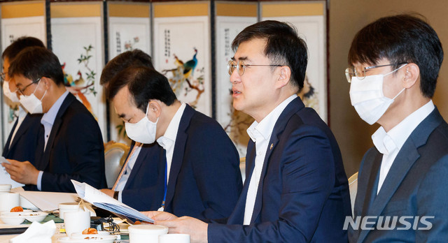 [서울=뉴시스]김병문 기자 = 손병두 금융위원회 부위원장이 24일 오전 서울 종로구 정부서울청사에서 포스트 코로나 시대 금융정책 추진방향을 발표하기 위해 열린 금융발전심의회에 참석해 발언하고 있다. (사진=금융위원회 제공) 2020.07.24.  photo@newsis.com