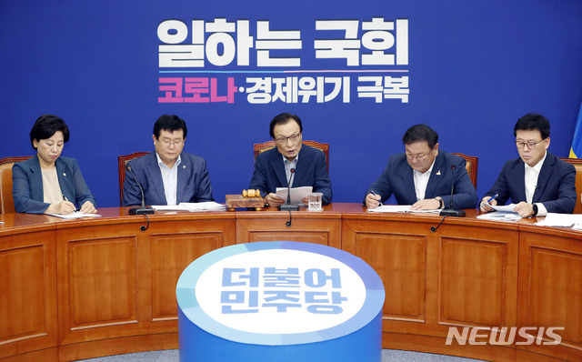 [서울=뉴시스] 최동준 기자 = 이해찬 더불어민주당 대표가 24일 서울 여의도 국회에서 열린 최고위원회의에서 발언하고 있다. 2020.07.24.&nbsp; photocdj@newsis.com