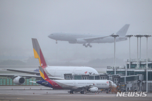 [인천공항=뉴시스]이영환 기자 = 신종 코로나바이러스 감염증(코로나19)의 이라크 현지 상황 악화로 우리 정부가 급파한 공군 공중급유기(KC-330)가 파견 근로자들을 태운채 24일 오전 인천국제공항으로 도착하고 있다. 귀국하는 근로자들은 코로나19 음성 판정을 받을 경우 각각 충북 충주와 보은에서 2주간의 격리에 들어갈 예정이다. 2020.07.24. photo@newsis.com