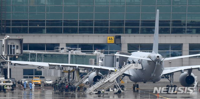 [인천공항=뉴시스]이영환 기자 = 신종 코로나바이러스 감염증(코로나19)의 이라크 현지 상황 악화돼 이라크 파견 근로자 및 교민들이 24일 오전 인천국제공항에 도착해 우리 정부가 급파한 공군 공중급유기(KC-330)에서 내리고 있다. 귀국하는 근로자들은 코로나19 음성 판정을 받을 경우 각각 충북 충주와 보은에서 2주간의 격리에 들어갈 예정이다. 2020.07.24. photo@newsis.com