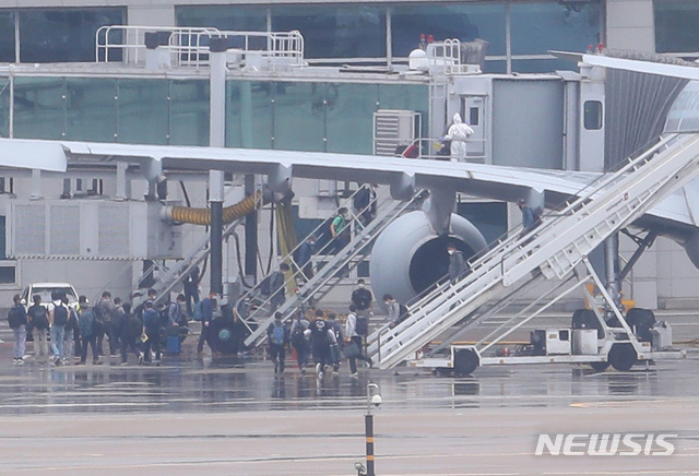 [인천공항=뉴시스]이영환 기자 = 신종 코로나바이러스 감염증(코로나19)의 이라크 현지 상황 악화돼 이라크 파견 근로자 및 교민들이 24일 오전 인천국제공항에 도착해 우리 정부가 급파한 공군 공중급유기(KC-330)에서 내리고 있다. 귀국하는 근로자들은 코로나19 음성 판정을 받을 경우 각각 충북 충주와 보은에서 2주간의 격리에 들어갈 예정이다. 2020.07.24. photo@newsis.com