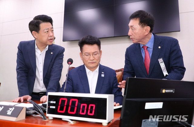 [서울=뉴시스]김선웅 기자 = 24일 오전 서울 여의도 국회에서 열릴 예정인 외교통일위원회 전체회의 시작에 앞서 더불어민주당 김영호 간사, 송영길 위원장, 미래통합당 김석기 간사가 논의를 하고 있다. 이인영 통일부장관 후보자에 대한 인사청문회 보고서 채택 안건의 논의될 예정었던 이날 전체회의는 야당 측의 이의 제기로 인해 오후로 연기됐다. 2020.07.24.&nbsp; mangusta@newsis.com