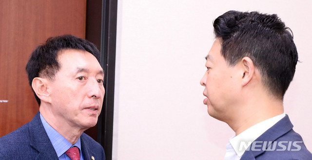 [서울=뉴시스]김선웅 기자 = 24일 오전 서울 여의도 국회에서 열릴 예정인 외교통일위원회 전체회의 시작에 앞서 더불어민주당 김영호 간사, 미래통합당 김석기 간사가 논의를 하고 있다. 이인영 통일부장관 후보자에 대한 인사청문회 보고서 채택 안건의 논의될 예정었던 이날 전체회의는 야당 측의 이의 제기로 인해 오후로 연기됐다. 2020.07.24.&nbsp; mangusta@newsis.com