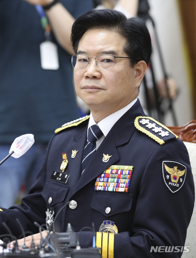 [서울=뉴시스] 최진석 기자 = 김창룡 신임 경철창청장이 24일 오전 서울 서대문구 경찰청에서 열린 '제22대 경찰청장 취임식'에 참석해 생각에 잠겨 있다. 2020.07.24.&nbsp; myjs@newsis.com