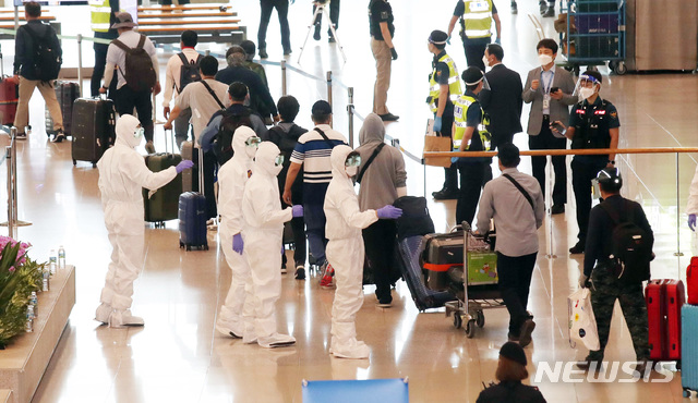 [인천공항=뉴시스] 이영환 기자 = 24일 오전 신종 코로나바이러스 감염증(코로나19) 악화로 정부가 급파한 공군 공중급유기(KC-330)를 타고 인천국제공항에 도착한 이라크 파견 근로자들이 입국장을 나서고 있다. 2020.07.24.  photo@newsis.com