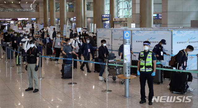 [인천공항=뉴시스] 이영환 기자 = 24일 오전 신종 코로나바이러스 감염증(코로나19) 악화로 정부가 급파한 공군 공중급유기(KC-330)를 타고 인천국제공항에 도착한 이라크 파견 근로자들이 입국장을 나서고 있다. 2020.07.24. photo@newsis.com