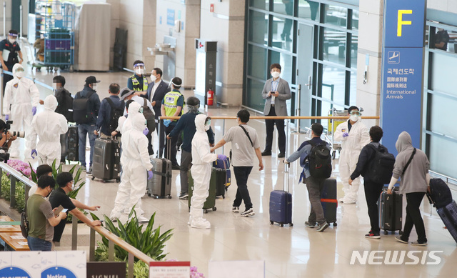 [인천공항=뉴시스] 이영환 기자 = 24일 오전 신종 코로나바이러스 감염증(코로나19) 악화로 정부가 급파한 공군 공중급유기(KC-330)를 타고 인천국제공항에 도착한 이라크 파견 근로자들이 입국장을 나서고 있다. 2020.07.24. photo@newsis.com