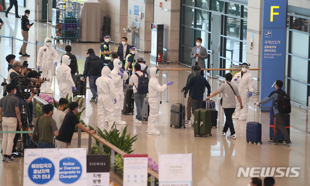 [인천공항=뉴시스] 이영환 기자 = 24일 오전 신종 코로나바이러스 감염증(코로나19) 악화로 정부가 급파한 공군 공중급유기(KC-330)를 타고 인천국제공항에 도착한 이라크 파견 근로자들이 입국장을 나서고 있다. 2020.07.24. photo@newsis.com