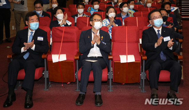 더불어민주당 당대표 후보 3인(김부겸, 박주민, 이낙연)이 24일 오후 서울 여의도 국회에서 열린 더불어민주당 최고위원 선출을 위한 예비경선에 참석해 자리하고 있다. 2020.07.24.