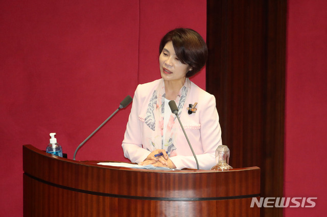 [서울=뉴시스]김선웅 기자 = 한정애 더불어민주당 의원이 24일 오후 서울 여의도 국회에서 열린 본회의 교육·사회·문화에 관한 대정부질문을 하고 있다. 2020.07.24.&nbsp; mangusta@newsis.com
