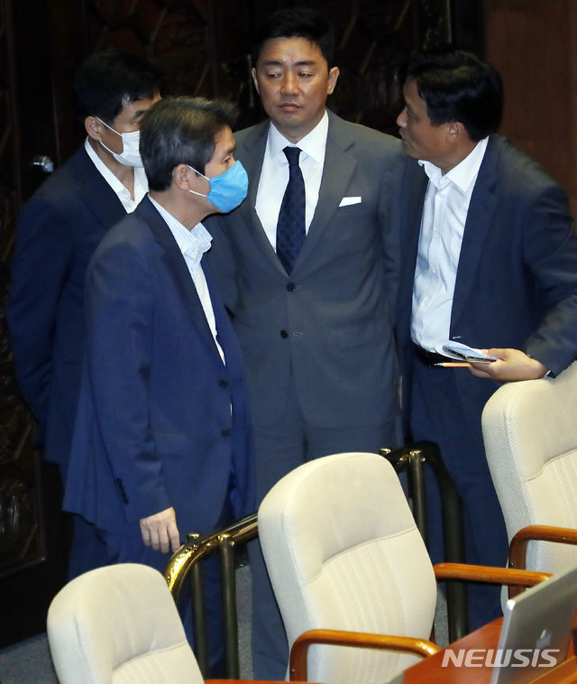 [서울=뉴시스] 최동준 기자 = 통일부 장관 후보자 이인영 더불어민주당 의원이 24일 서울 여의도 국회에서 열린 본회의 교육·사회·문화 대정부질문에서 동료 의원들과 대화하고 있다. 2020.07.24.&nbsp; photocdj@newsis.com