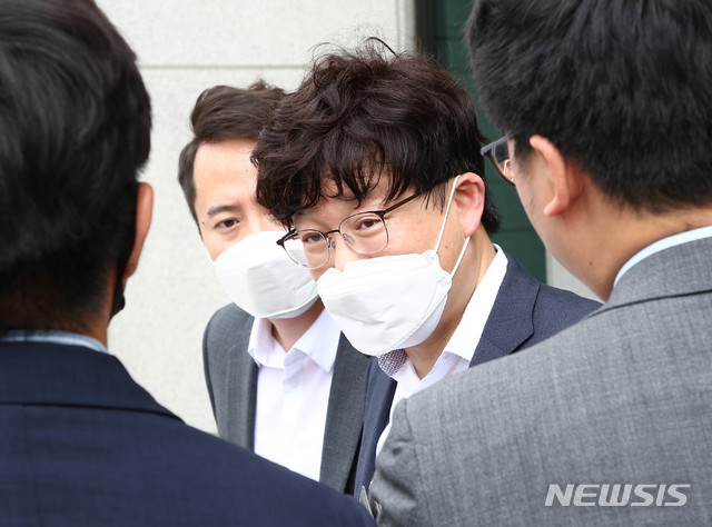 [서울=뉴시스]조수정 기자 = 이철 전 밸류인베스트코리아 대표 측의 법률대리인 장경식 변호사가 지난 7월 24일 오후 서울 서초구 대검찰청에서 열린 '검언유착' 의혹 사건 수사심의위원회에 참석하고 있다. 2020.07.24. photo@newsis.com