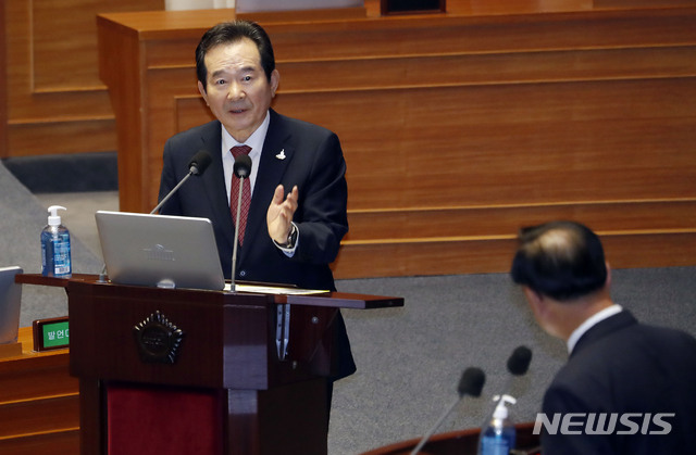 [서울=뉴시스] 최동준 기자 = 정세균 국무총리가 24일 서울 여의도 국회에서 열린 본회의 교육·사회·문화 대정부질문에서 이명수 미래통합당 의원 질의에 답변하고 있다. 2020.07.24. photocdj@newsis.com