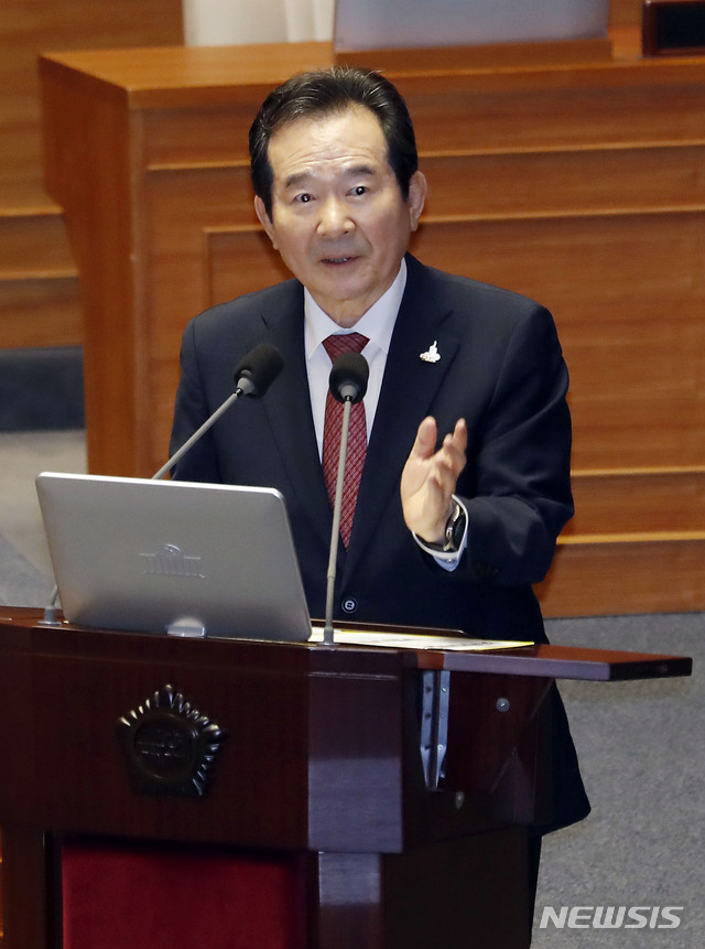 [서울=뉴시스] 최동준 기자 = 정세균 국무총리가 24일 서울 여의도 국회에서 열린 본회의 교육·사회·문화 대정부질문에서 이명수 미래통합당 의원 질의에 답변하고 있다. 2020.07.24.&nbsp; photocdj@newsis.com