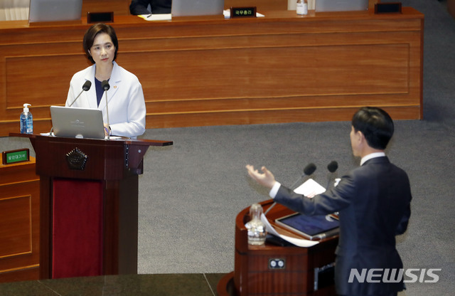 [서울=뉴시스] 최동준 기자 = 유은혜 사회부총리 겸 교육부 장관이 24일 서울 여의도 국회에서 열린 본회의 교육·사회·문화 대정부질문에서 하태경 더불어민주당 의원 질의를 듣고 있다. 2020.07.24.&nbsp; photocdj@newsis.com