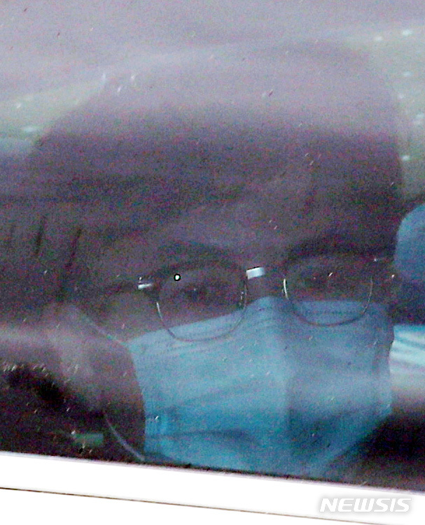 [서울=뉴시스] 조수정 기자 = 한동훈 법무연수원 연구위원(검사장)이 24일 오후 서울 서초구 대검찰청에서 열린 '검언유착' 의혹 사건 수사심의위원회에 출석하기 위해 차량을 타고 지하주차장으로 들어가고 있다. 2020.07.24.&nbsp; photo@newsis.com 