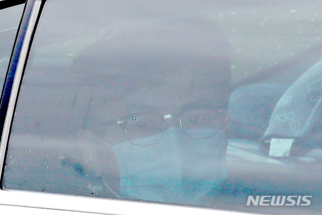 [서울=뉴시스] 조수정 기자 = 한동훈 법무연수원 연구위원(검사장)이 24일 오후 서울 서초구 대검찰청에서 열린 '검언유착' 의혹 사건 수사심의위원회에 출석하기 위해 차량을 타고 지하주차장으로 들어가고 있다. 2020.07.24.&nbsp; photo@newsis.com 