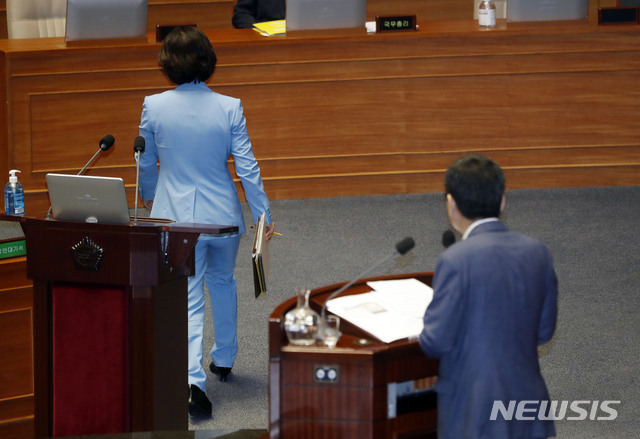 [서울=뉴시스] 최동준 기자 = 추미애 법무부 장관이 24일 서울 여의도 국회에서 열린 본회의 교육·사회·문화 대정부질문에 참석해 곽상도 미래통합당 의원 질의에 답변 후 자리로 돌아가고 있다. 2020.07.24.&nbsp; photocdj@newsis.com