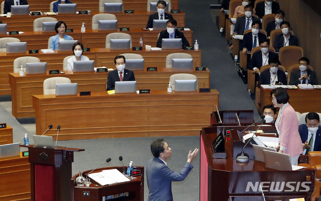 [서울=뉴시스] 최동준 기자 = 곽상도 미래통합당 의원이 24일 서울 여의도 국회에서 열린 본회의 교육·사회·문화 대정부질문에서 추미애 법무부 장관 질의를 마친 후 답변 태도에 대해 김상희 국회 부의장에게 항의하고 있다. 2020.07.24.&nbsp; photocdj@newsis.com