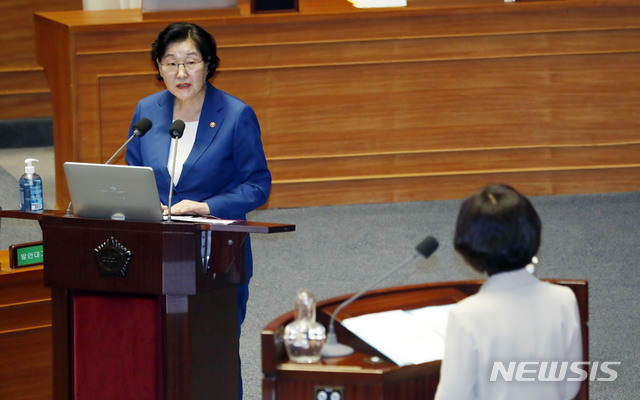 [서울=뉴시스] 최동준 기자 = 이정옥 여성가족부 장관이 24일 서울 여의도 국회에서 열린 본회의 교육·사회·문화 대정부질문에 참석해 권인숙 더불어민주당 의원 질의에 답변하고 있다. 2020.07.24.&nbsp; photocdj@newsis.com