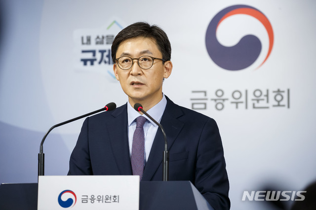 [서울=뉴시스] 조수정 기자 = 권대영 금융위원회 금융산업국장이 24일 서울 종로구 정부서울청사 합동브리핑실에서 디지털금융 종합혁신방안을 설명하고 있다. (사진=금융위원회 제공) 2020.07.26. photo@newsis.com