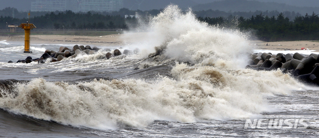 [강릉=뉴시스] 김경목 기자 = 풍랑주의보가 발효 중인 24일 오후 강원 강릉시 남항진해변 방파제에 파도가 부딪혀 부서지고 있다. 2020.07.24. photo31＠newsis.com