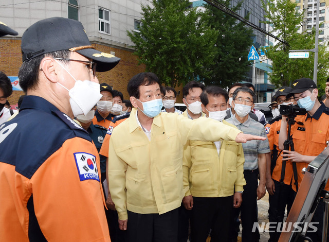 [서울=뉴시스] 박미소 기자 = 진영(왼쪽 두번재) 행정안전부 장관이 24일 오후 부산 동구 초량제1지하차도를 찾아 소방관계자로부터 사고 당시 상황을 설명 듣고 있다.(사진=행정안전부 제공)2020.07.24. photo@newsis.com