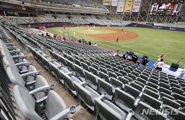 [서울=뉴시스]홍효식 기자 = 문화체육관광부가 중앙재난안전대책본부의 ‘프로스포츠 관중 입장 재개’ 발표에 따라 26일 프로야구 경기부터 관중석의 10% 규모로 관중 입장을 시작한다고 밝힌 24일 오후 서울 구로구 고척스카이돔에서 열린 '2020 프로야구 신한은행 SOL KBO리그' 키움 히어로즈와 롯데 자이언츠 경기가 무관중 경기로 진행되고 있다. 2020.07.24.&nbsp; yesphoto@newsis.com