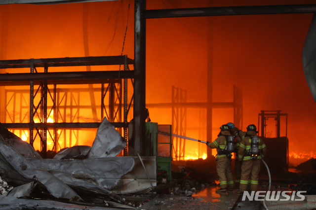 [강릉=뉴시스] 지난해 7월24일 오후 소방관들이 강원 강릉시 구정면 어단리의 대형창고에서 발생한 화재를 진화하고 있다. (사진= 뉴시스 DB) photo＠newsis.com
