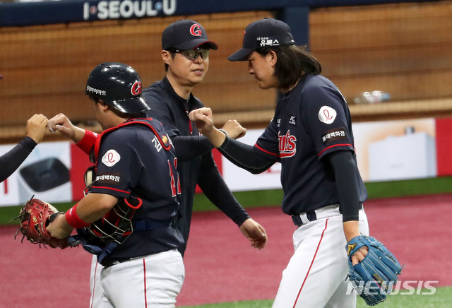 [서울=뉴시스]홍효식 기자 = 24일 오후 서울 구로구 고척스카이돔에서 열린 '2020 프로야구 신한은행 SOL KBO리그' 키움 히어로즈와 롯데 자이언츠 경기에서 4대 2로 승리한 롯데 허문회 감독과 마무리 투수 김원중이 기뻐하고 있다. 2020.07.24. yesphoto@newsis.com