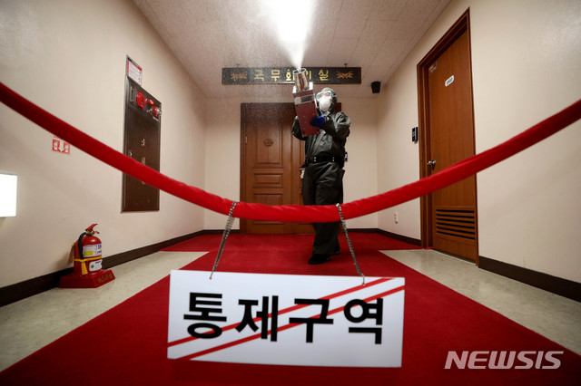 [서울=뉴시스] 지난 7월 25일 오전 서울 종로구 정부서울청사 국무회의실 앞에서 방역 관계자가 방역 소독을 하고 있다. (사진= 뉴시스 DB) photo@newsis.com