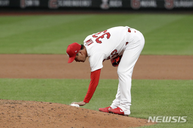 [세인트루이스=AP/뉴시스] 메이저리그(MLB) 세인트루이스 카디널스의 김광현이 25일(한국시간) 미국 미주리주 세인트루이스의 부시스타디움에서 열린 피츠버그 파이어리츠와의 2020시즌 메이저리그(MLB) 개막전에서 팀이 5-2로 앞선 9회초 등판, 투구 준비를 하고 있다. 2020.07.25 