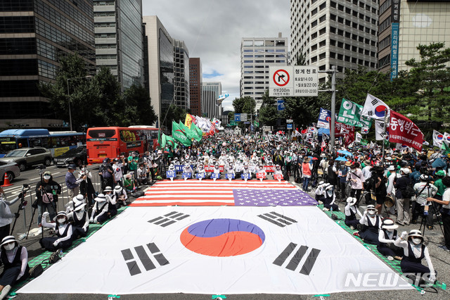 [서울=뉴시스]김병문 기자 = 박근혜 전 대통령의 석방을 촉구하는 시민들이 지난달 25일 오후 서울 중구 을지로입구역 인근에서 천만인무죄석방본부 주최, 우리공화당 주관으로 열린 제182차 태극기집회에 참석해 구호를 외치고 있다. 2020.07.25. dadazon@newsis.com