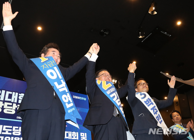 [제주=뉴시스]우장호 기자 = 더불어민주당 당권 레이스가 시작된 가운데 25일 오후 제주 퍼시픽호텔에서 열린 민주당 당대표 및 최고위원 후보자 시·도장 순회합동연설회에 앞서 후보자들이 인사를 하고 있다. 왼쪽부터 이낙연 의원, 김부겸 전 의원, 박주민 의원 모습. 2020.07.25.&nbsp; woo1223@newsis.com