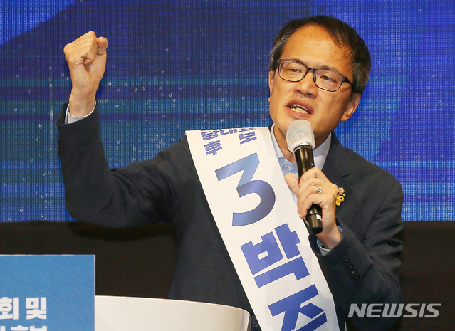 [제주=뉴시스]우장호 기자 = 더불어민주당 당 대표에 도전하는 박주민 의원이 25일 오후 제주 퍼시픽호텔에서 열린 민주당 당대표 및 최고위원 후보자 시·도당 순회합동연설회에서 정견발표를 하고 있다. 2020.07.25.&nbsp; woo1223@newsis.com 