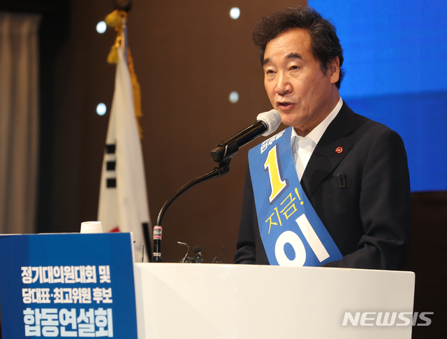 [제주=뉴시스]우장호 기자 = 더불어민주당 당 대표에 도전하는 이낙연 의원이 25일 오후 제주 퍼시픽호텔에서 열린 민주당 당대표 및 최고위원 후보자 시·도당 순회합동연설회에서 정견발표를 하고 있다. 2020.07.25. woo1223@newsis.com