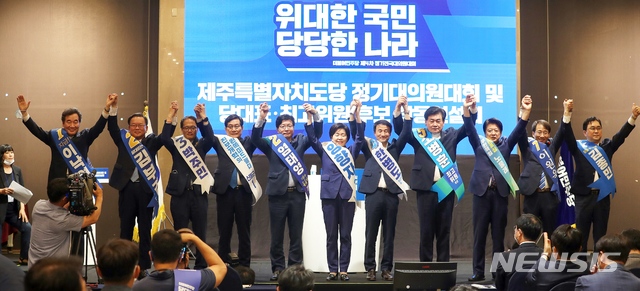 [제주=뉴시스]우장호 기자 = 더불어민주당 당권 레이스가 시작된 가운데 25일 오후 제주 퍼시픽호텔에서 열린 민주당 당대표 및 최고위원 후보자 시·도당 순회합동연설회에 앞서 후보자들이 인사를 하고 있다.왼쪽부터 당대표 후보 이낙연 의원, 김부겸 전 의원, 박주민 의원. 최고위원 후보 신동근, 염태영, 양향자, 한병도, 소병훈, 노웅래, 이원욱, 김종민. 2020.07.25.&nbsp; woo1223@newsis.com 