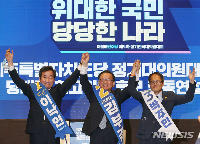 [제주=뉴시스]우장호 기자 = 더불어민주당 당권 레이스가 시작된 가운데 25일 오후 제주 퍼시픽호텔에서 열린 민주당 당대표 및 최고위원 후보자 시·도당 순회합동연설회에 앞서 후보자들이 인사를 하고 있다. 왼쪽부터 이낙연 의원, 김부겸 전 의원, 박주민 의원 모습. 2020.07.25.&nbsp; woo1223@newsis.com