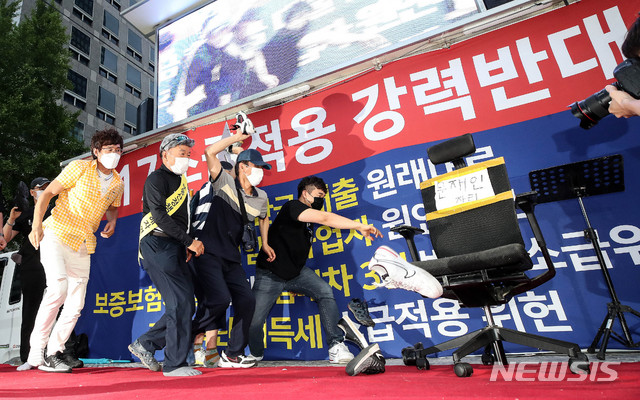 [서울=뉴시스]김병문 기자 = 서울 중구 예금보험공사 앞에서 열린 '소급적용 남발하는 부동산 규제 정책 반대, 전국민 조세 저항운동 촛불집회' 참석자들이 문재인 대통령 글자가 적힌 의자에 신발을 던지는 퍼포먼스를 하고 있다. 2020.07.25. dadazon@newsis.com