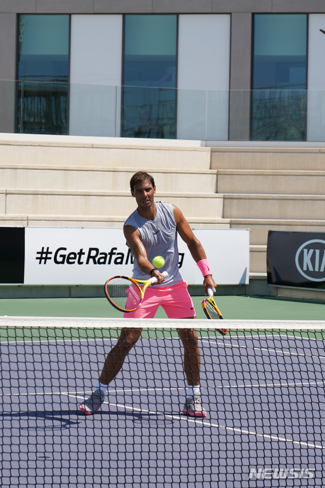 [서울=뉴시스] 팬들의 투표 참여로 선정된 미션을 수행 중인 라파엘 나달. 2020.07.26. (사진=기아자동차 제공)