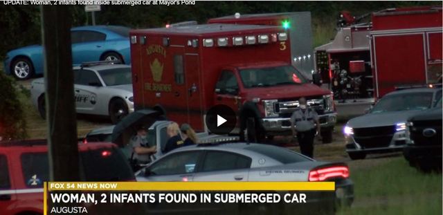 [서울=뉴시스]미 조지아주 오거스타의 한 연못에서 경찰이 물에 잠긴 차량 속에서 25살의 여성과 그녀의 10개월 된 쌍둥이 아이들의 시신을 발견했다. <사진 출처 : 미 WFXG 동영상 캡처> 2020.7.26