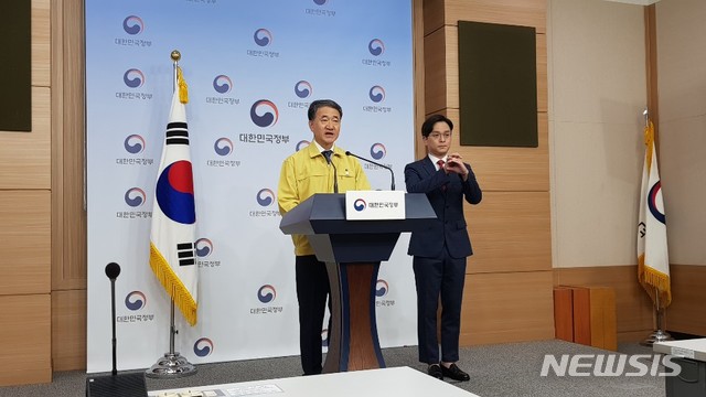 [서울=뉴시스]구무서 기자 = 박능후 보건복지부 장관이 26일 오후 5시 정부서울청사에서 열린 브리핑에서 발언하고 있다. 2020.07.26. nowest@newsis.com 