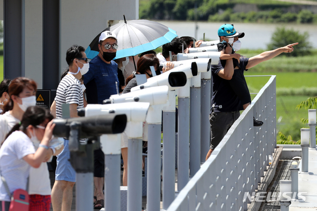 [파주=뉴시스]이윤청 기자 = 신종 코로나바이러스 감염증(코로나19)에 걸린 탈북민이 최근 개성으로 재입북했다는 북한 측 주장에 대해 청와대는 26일 오전 "사실 관계를 확인 중"이라고 밝혔다. 26일 경기 파주시 임진각 평화누리공원에서 시민들이 망원경으로 임진강 너머를 바라보고 있다. 2020.07.26.  radiohead@newsis.com