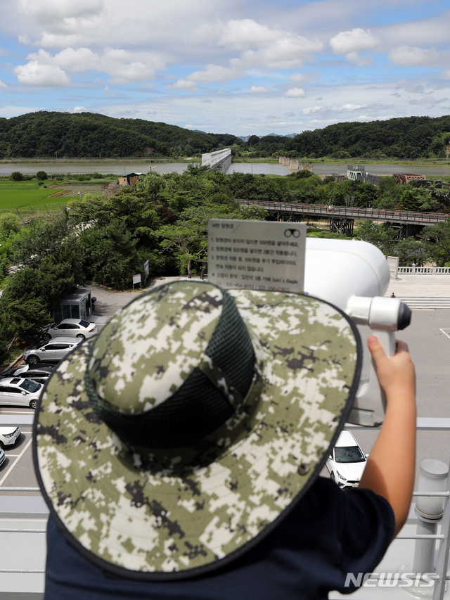 [파주=뉴시스]이윤청 기자 = 신종 코로나바이러스 감염증(코로나19)에 걸린 탈북민이 최근 개성으로 재입북했다는 북한 측 주장에 대해 청와대는 26일 오전 "사실 관계를 확인 중"이라고 밝혔다. 26일 경기 파주시 임진각 평화누리공원에서 시민들이 망원경으로 임진강 너머를 바라보고 있다. 2020.07.26. radiohead@newsis.com