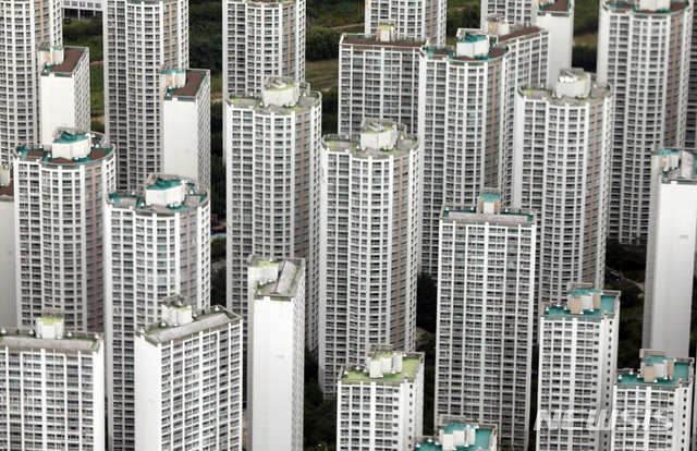 [서울=뉴시스] 고승민 기자 = 서울 시내 일대의 아파트 단지 모습. 2020.07.26. kkssmm99@newsis.com 이 사진은 기사 내용과 직접적인 관련 없음