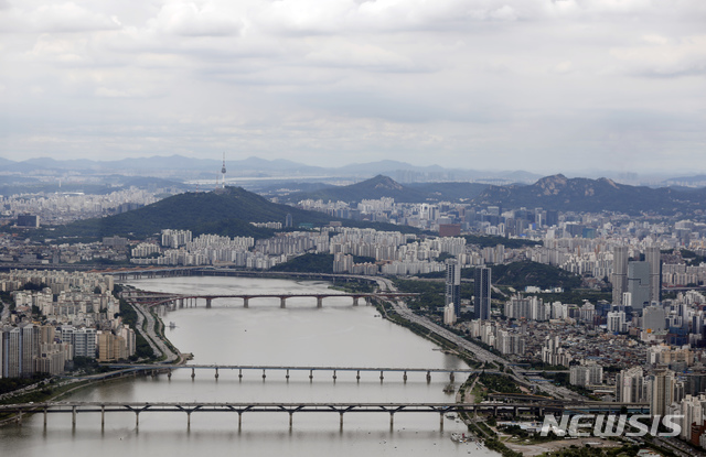 [서울=뉴시스] 고승민 기자 = 지난 2020년 7월26일 서울 도심 하늘에 구름이 끼어 있다. 2020.07.26.kkssmm99@newsis.com