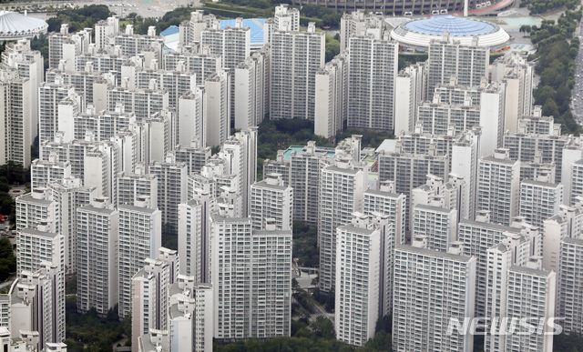 [서울=뉴시스] 고승민 기자 = 서울 아파트 모습. 2020.07.26.kkssmm99@newsis.com