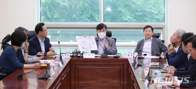 [서울=뉴시스] 김진아 기자 = 하태경 미래통합당 의원이 26일 오후 서울 여의도 국회 의원회관에서 열린 미래통합당 박지원 국정원장 후보자 청문자문단 및 정보위원 제4차 합동회의에서 발언하고 있다. 2020.07.23.&nbsp; bluesoda@newsis.com