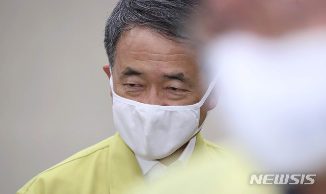 [서울=뉴시스]추상철 기자 = 박능후 보건복지부 장관이 26일 오후 서울 종로구 정부서울청사에서 열린 신종 코로나바이러스 감염증(코로나19)&nbsp; 중앙재난안전대책본부(중대본) 회의에 참석하고 있다. 2020.07.26.&nbsp;&nbsp;&nbsp; scchoo@newsis.com